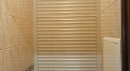 Рольставни сзади туалета