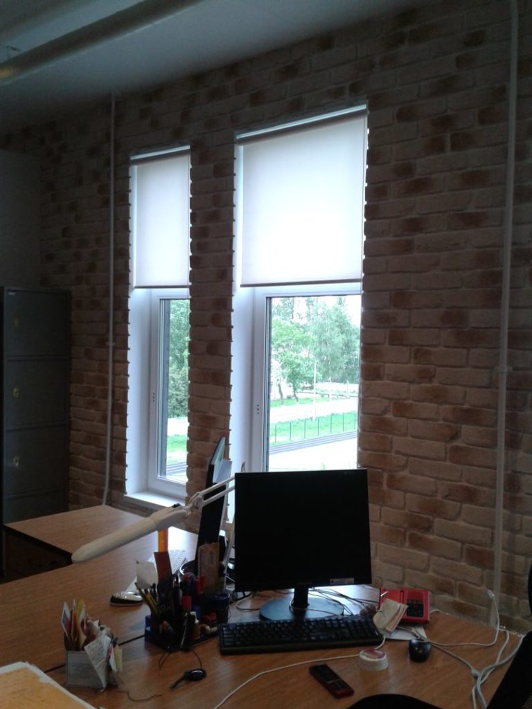 Рулонные шторы для офиса в стиле лофт