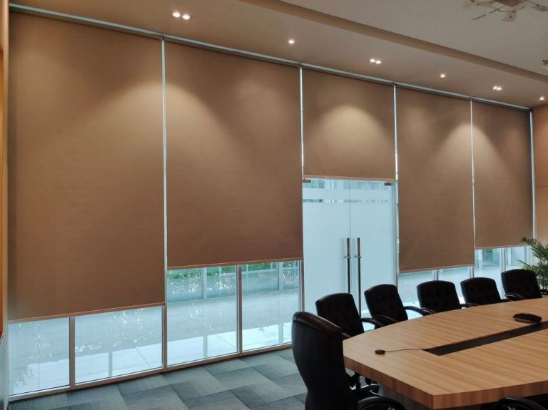 Рулонные шторы Blackout для офиса