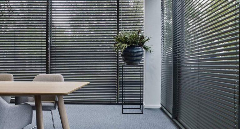 Деревянные жалюзи с электроприводом для офиса