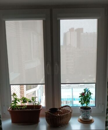 Идеальная посадка: как установить кассетные рулонные шторы с направляющими на пластиковые окна