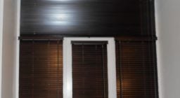 Горизонтальные деревянные жалюзи для пластиковых окон