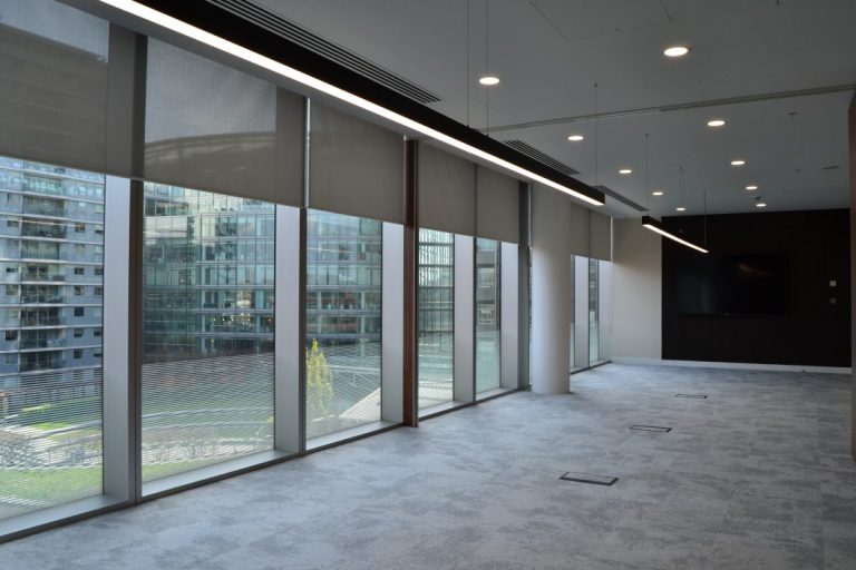 Офис без бликов и жары: Почему бизнес-центры класса «А» переходят на шторы Screen