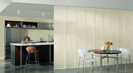 Японские шторы для студии: зонирование спальни и гостиной без потери воздуха и света