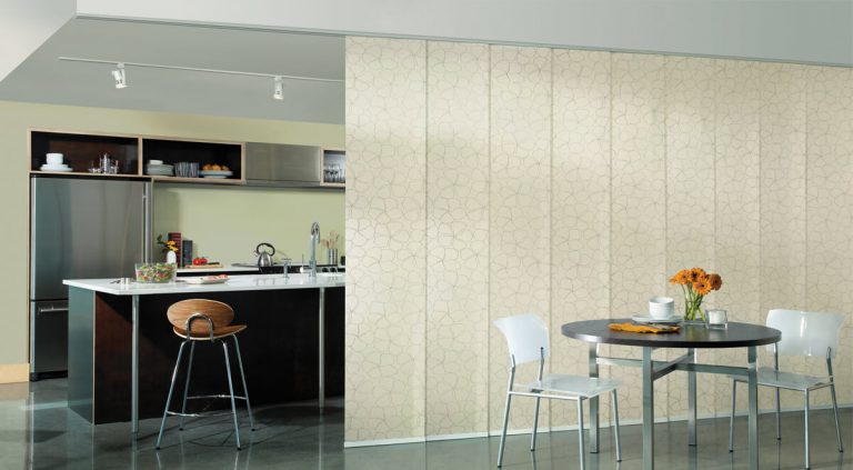 Японские шторы для студии: зонирование спальни и гостиной без потери воздуха и света