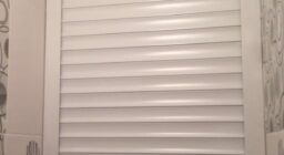 Жалюзи-роллеты в туалете за унитазом