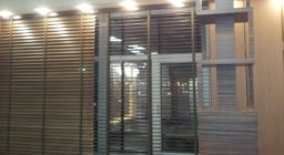 Жалюзи из дерева для офиса