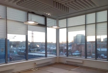 Рулонные шторы на алюминиевые окна: стиль, солнцезащита и функциональность