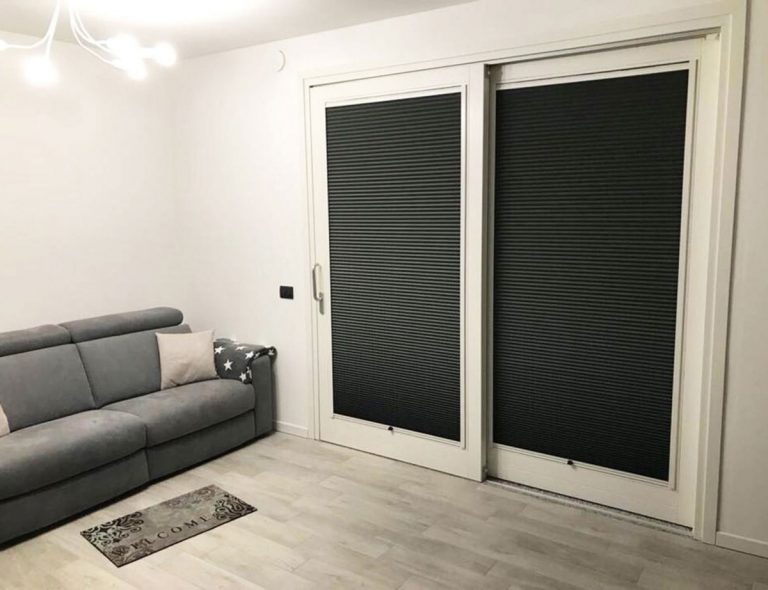 Шторы плиссе блэкаут для гостиной в частном доме