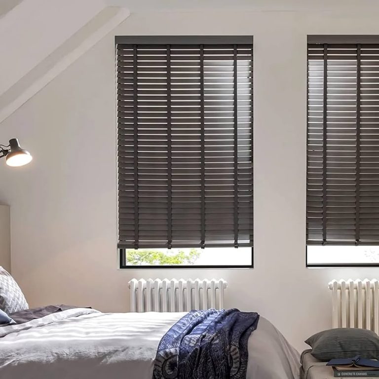 Деревянные жалюзи, интегрированные в систему "Умный дом"