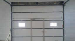 Секционные ворота с окошками