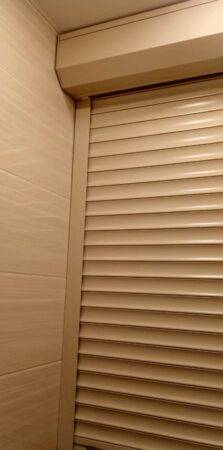 Алюминиевые рольставни для ниши в туалете