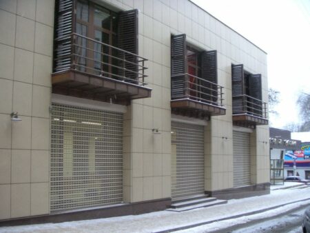 Автоматические роллетные решетки для витрин магазинов