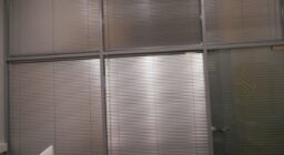 Алюминиевые горизонтальные жалюзи для офисных перегородок