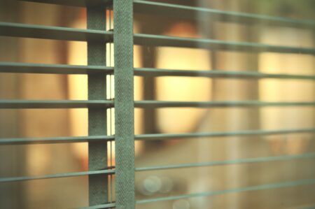 Автоматические горизонтальные жалюзи деревянные