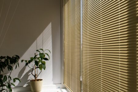 Горизонтальные жалюзи на пластиковые окна офиса