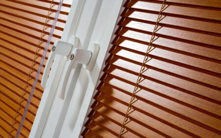Горизонтальные жалюзи деревянные для пластиковых окон