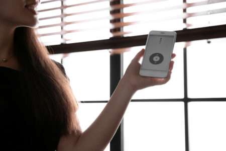 Автоматические горизонтальные жалюзи с интеграцией в систему "Умный дом"