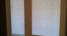 Кассетные рулонные шторы на дверь балкона