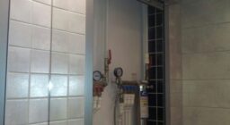 Рольставни закрывающие трубы и счетчики за туалетом