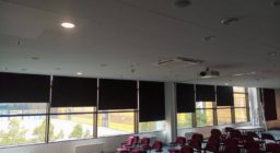 Рулонные шторы блэкаут для конференц-зала