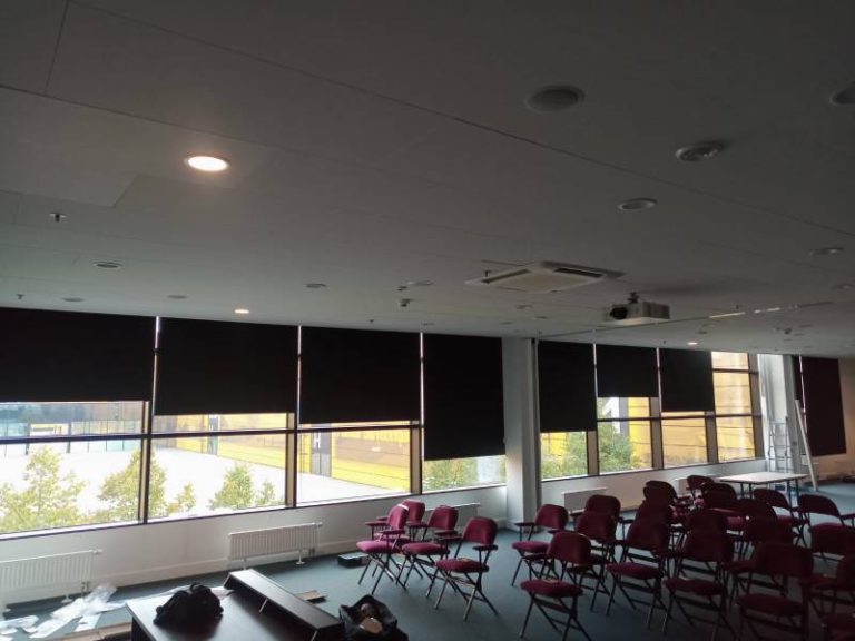 Рулонные шторы BlackOut для конференц-зала
