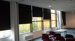 Рулонные шторы светонепроницаемые для аудитории