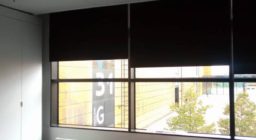 Рулонные шторы светонепроницаемые для аудитории