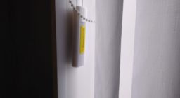 Светлые вертикальные жалюзи для банка