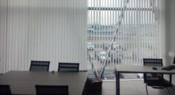 Жалюзи вертикальные для панорамных окон офиса