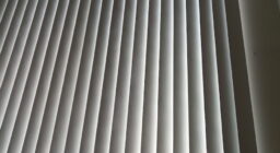 Вертикальные жалюзи блэкаут для офиса