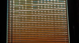 Деревянные жалюзи для окон кабинета