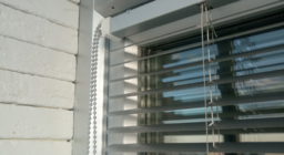 Горизонтальные жалюзи для балконной двери