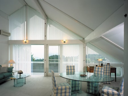 Вертикальные наклонные жалюзи для больших окон