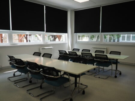 Плотные рулонные шторы для офисов