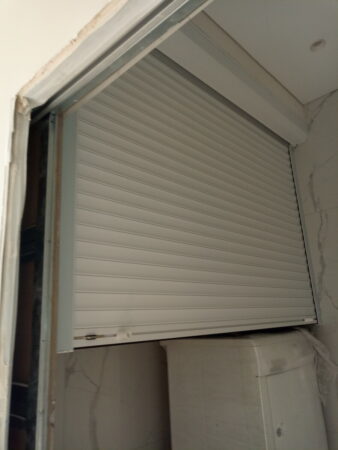 Рольставни для закрытия бойлера в туалете