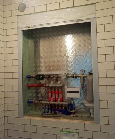 Рольставни для закрытия счетчиков в санузле