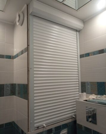 Рольставни для закрытия труб в туалете