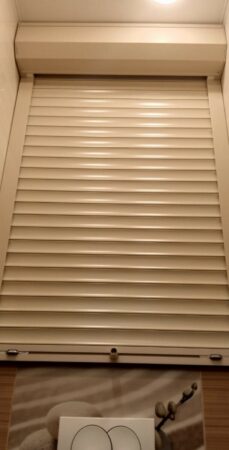 Рольставни в туалете за унитазом