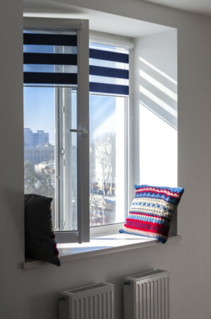 Рулонные шторы День-Ночь без сверления с направляющими