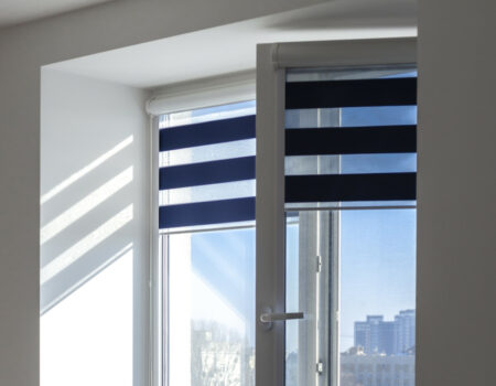 Рулонные шторы День-ночь без сверления на пластиковые окна