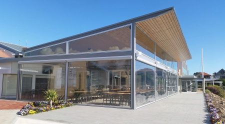 Рулонные мягкие окна из ПВХ: защита террасы от ветра и дождя с ручным или автоматическим управлением