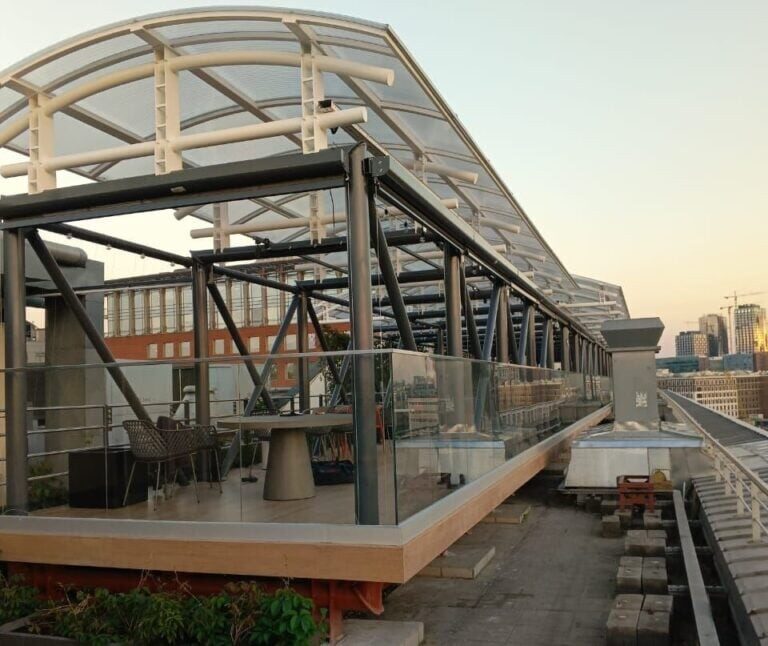 Уличные рулонные шторы для террасы компании Яндекс