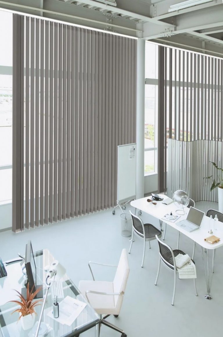 Вертикальные жалюзи для панорамных окон