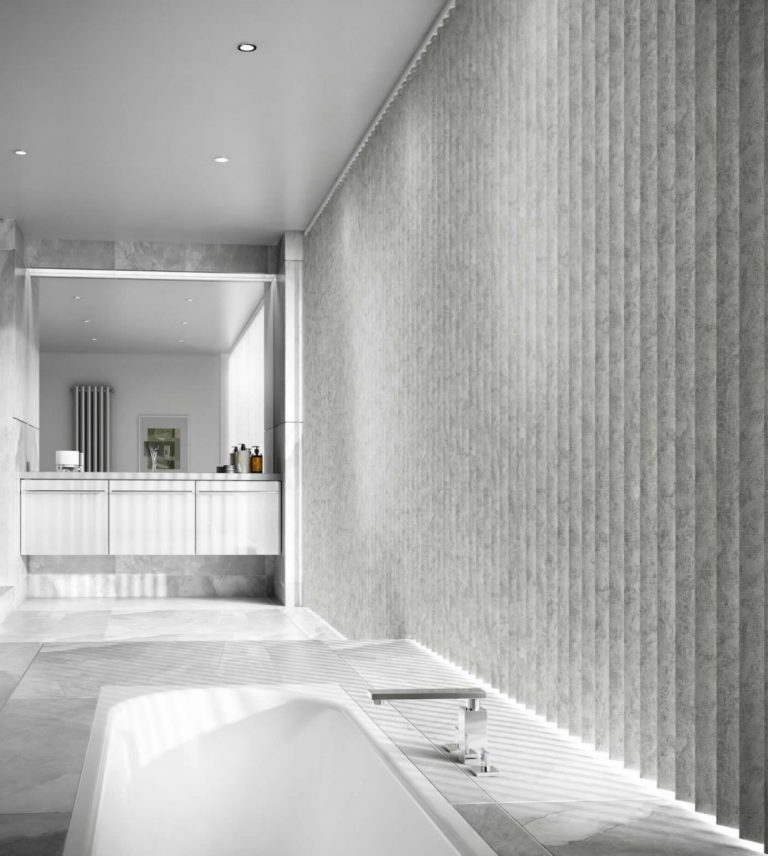 Пластиковые вертикальные жалюзи в интерьере ванной комнаты