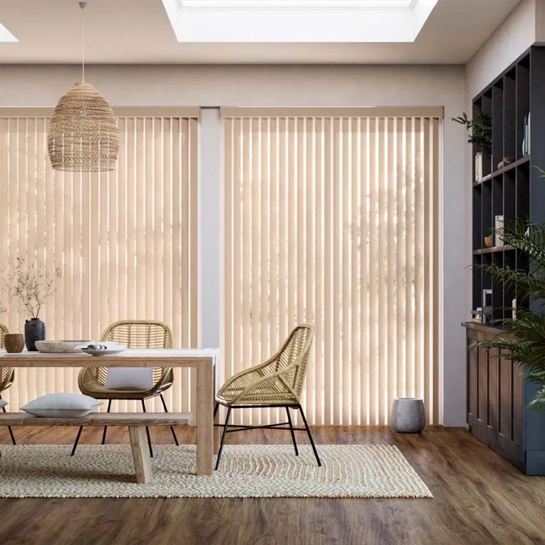 Вертикальные жалюзи в интерьере кухни