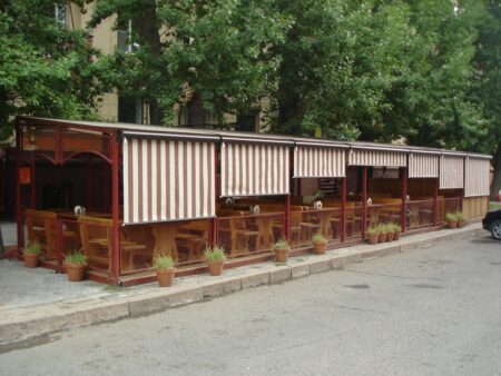 Вертикальные маркизы от снега для кафе