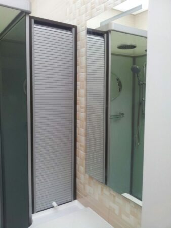 Жалюзи пластиковые на шкафчик в ванной комнате