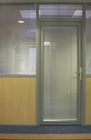 Жалюзи на стеклянные двери