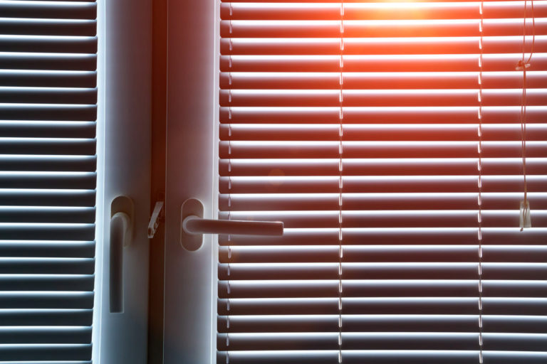 Алюминиевые жалюзи для окон — технологии для защиты от солнца
